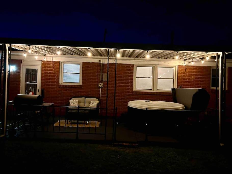 Hot Tub, Pool Table, Sleeps 10 Lexington