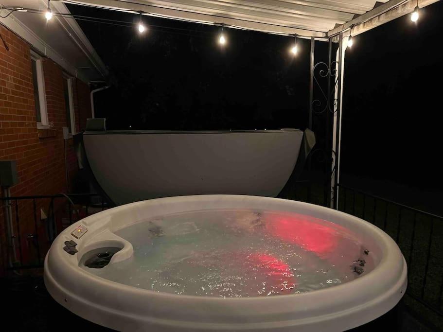 Hot Tub, Pool Table, Sleeps 10