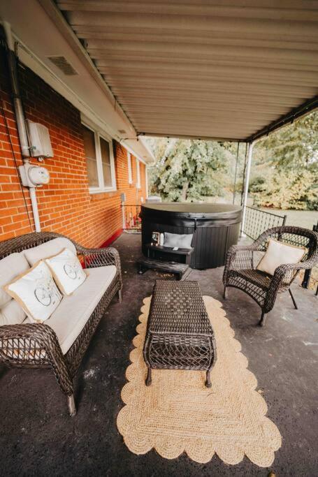 Hot Tub, Pool Table, Sleeps 10 *