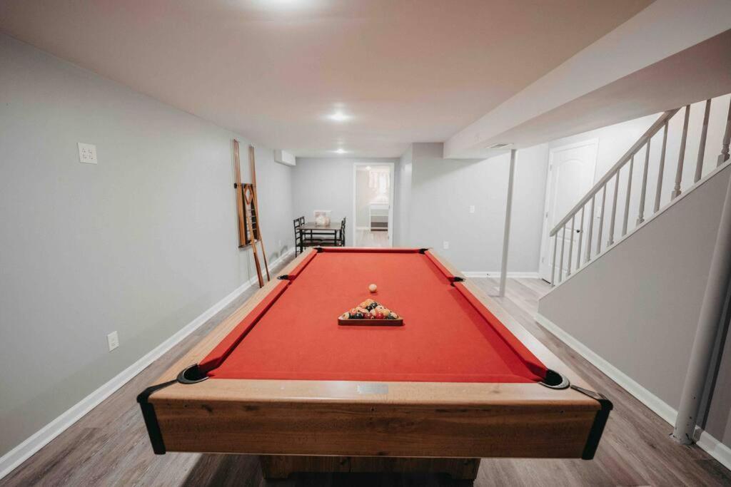 Hot Tub, Pool Table, Sleeps 10 Lexington